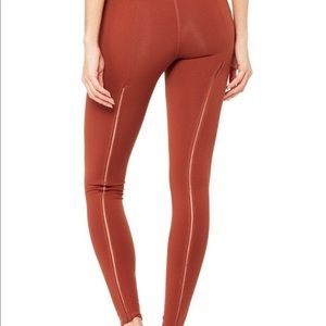 alo high waist dash leggings in amber